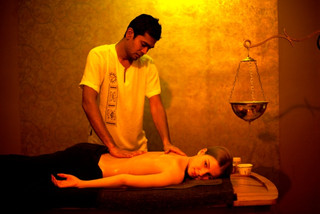 Celotelová masáž Abhyanga